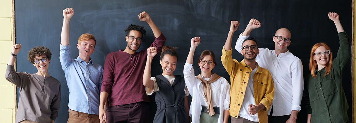 Gruppe enthusiastischer Lehrkräfte.