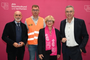 Windmueller: Volker Geyer (Bundesvorsitzender dbb tarifunion), Andreas Hilgenberg (Stv. Bundesvorsitzender BvLB), Sabine Reitzig (Leiterin BLV-Referat Tarif, Mitglied der Bundestarifkommission dbb tarifunion), Andreas Hemsing (Zweiter Vorsitzender und Fachvorstand Tarifpolitik dbb tarifunion)