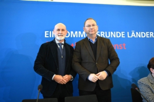 Windmueller: Volker Geyer (Bundesvorsitzender dbb tarifunion), Andreas Hilgenberg (Stv. Bundesvorsitzender BvLB), Sabine Reitzig (Leiterin BLV-Referat Tarif, Mitglied der Bundestarifkommission dbb tarifunion), Andreas Hemsing (Zweiter Vorsitzender und Fachvorstand Tarifpolitik dbb tarifunion)