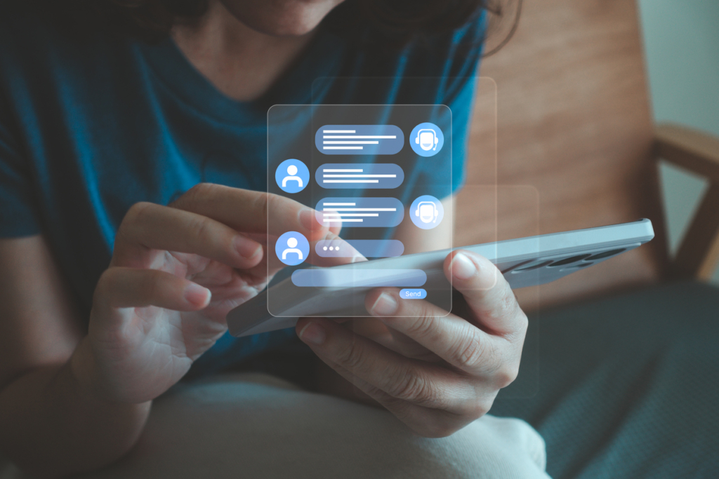 Frau nutzt am Smartphone den BLV-KI-Chatbot, um Unterstützung zum Schul- und Beamtenrecht zu erhalten. Automatische KI-Antwortmaschine. Künstliche Intelligenz. Online-BLV-Experte.