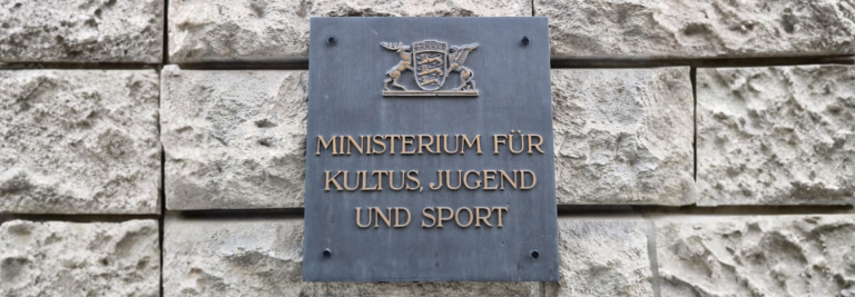 Schild an Hauswand mit der Aufschrift: Ministerium für Kultus, Jugend und Sport