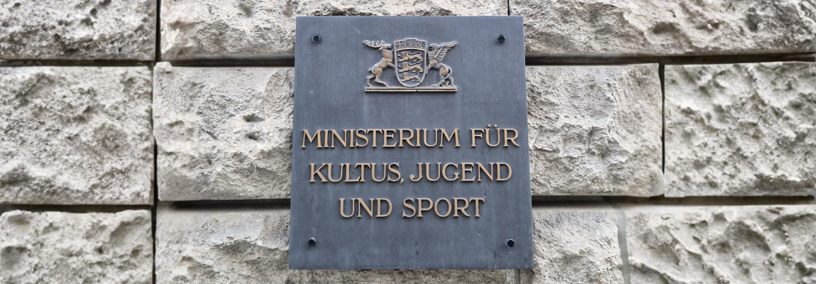 Schild an Hauswand mit der Aufschrift: Ministerium für Kultus, Jugend und Sport