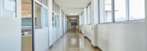 Leerer Schulflur mit Tageslichtbeleuchtung und Klassenzimmern