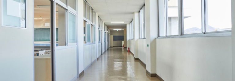 Leerer Schulflur mit Tageslichtbeleuchtung und Klassenzimmern