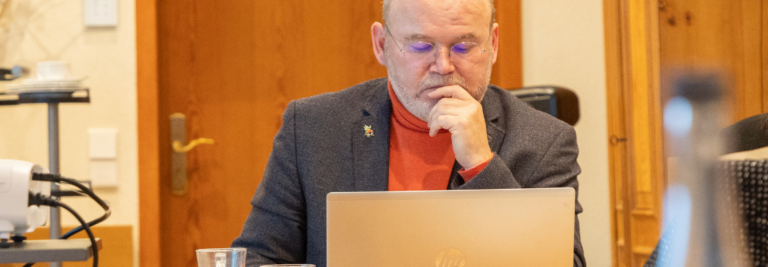 Ein BLV-Mitglied schaut grübelnd in seinen Laptop.